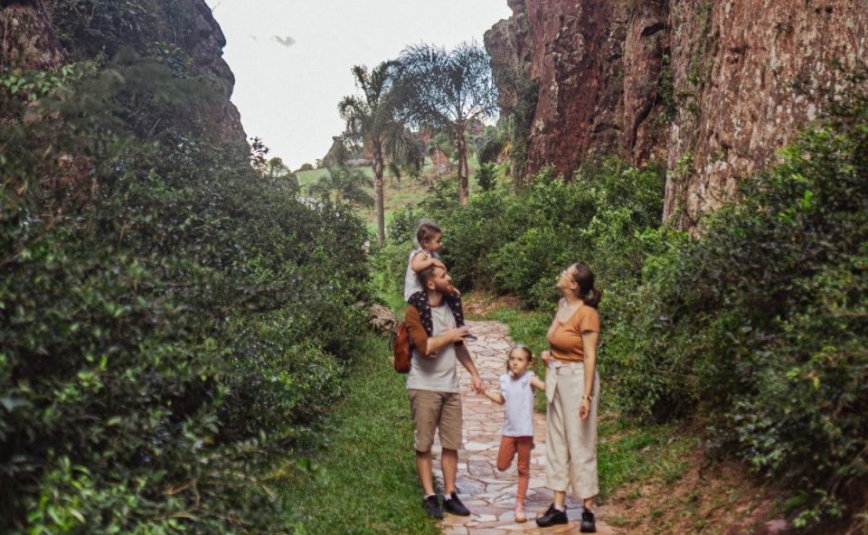 Família passeando no Parque Vila Velha; local é ótimo para bate-volta no Dia das Mães