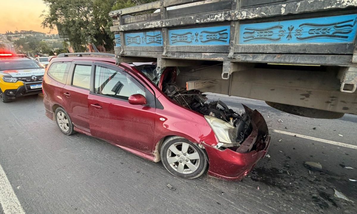 Frente de Nissan Livina destruída após batida na traseira de caminhão na Estrada do Cerne, em Campo Magro.