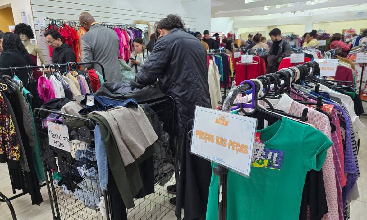 Foto mostra bazar com itens apreendidos pela Receita Federal em Curitiba