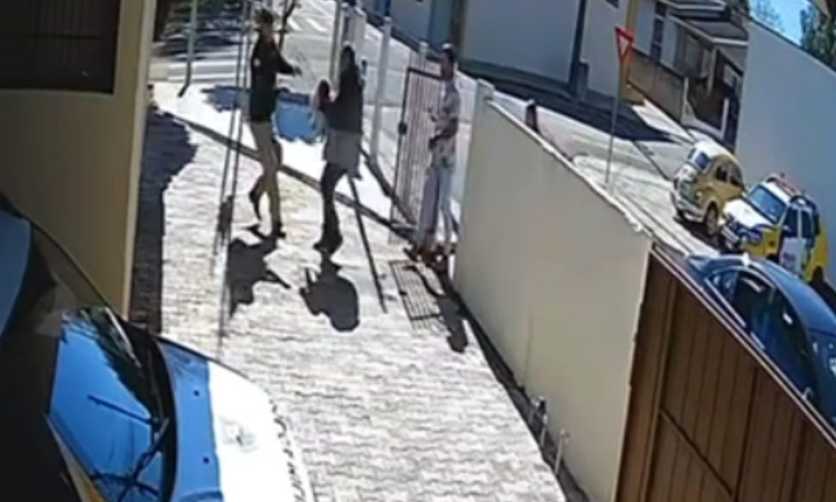 Imagem mostra policial salvando bebê engasgada com leite.