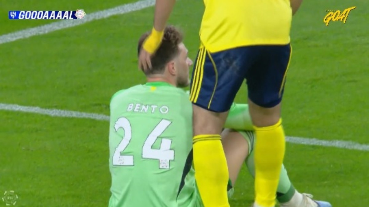 Goleiro Bento, sentado, é consolado por companheiro do Al-Nassr após gol contra.