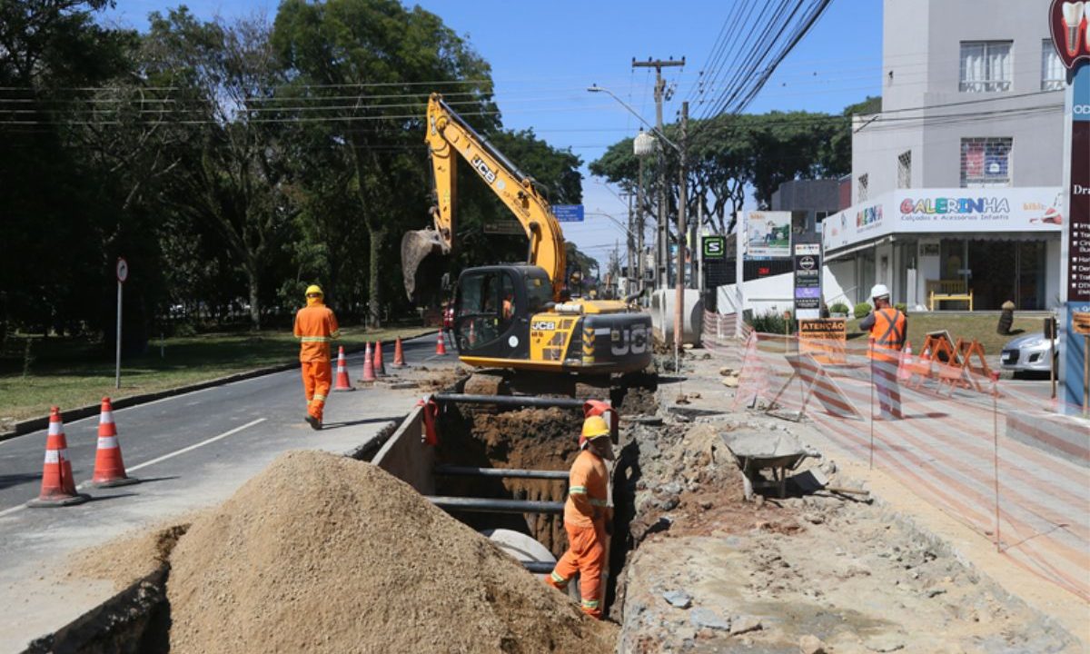 Obras de requalificação na Avenida Arthur Bernardes causam bloqueios em Curitiba.