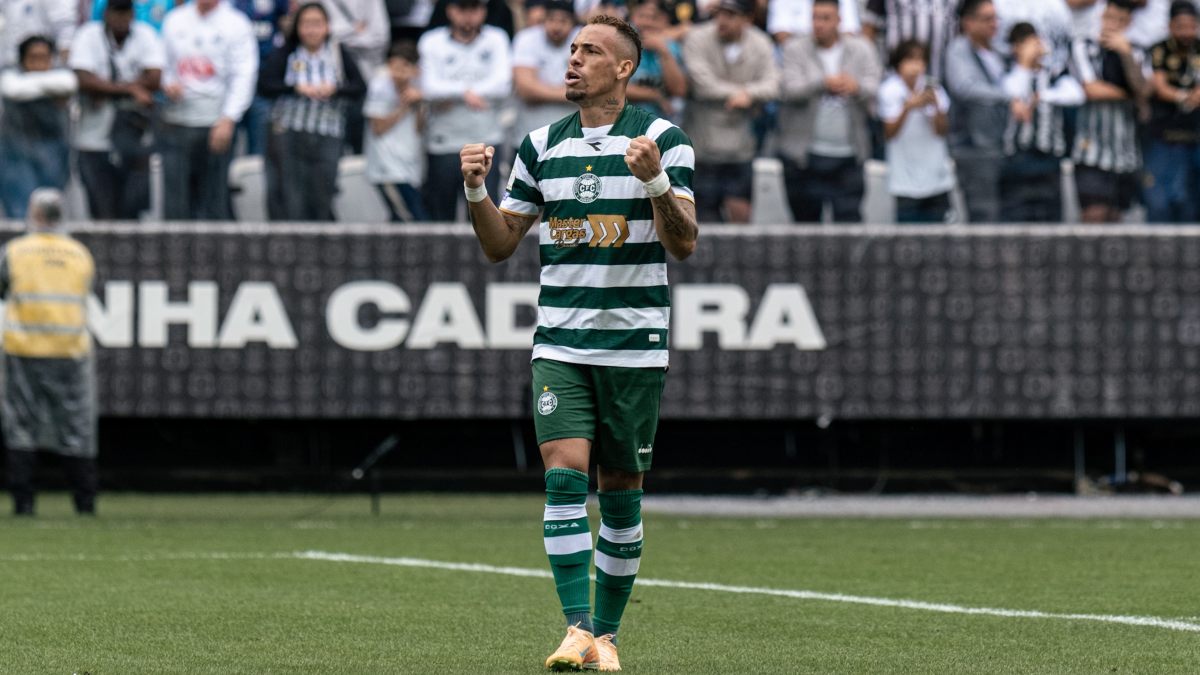 Breno Lopes comemora um dos gols do Coritiba contra o Santos