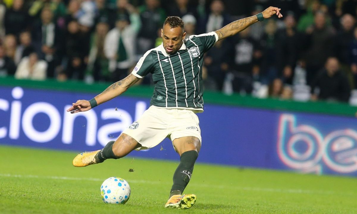 Breno Lopes finaliza para o gol durante partida do Coritiba no Brasileirão 2026, no Couto Pereira.
