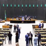 Câmara aprova PEC que amplia imunidade tributária para entidades religiosas. A imagem mostra parlamentares na Câmara durante a sessão desta quinta-feira (28).