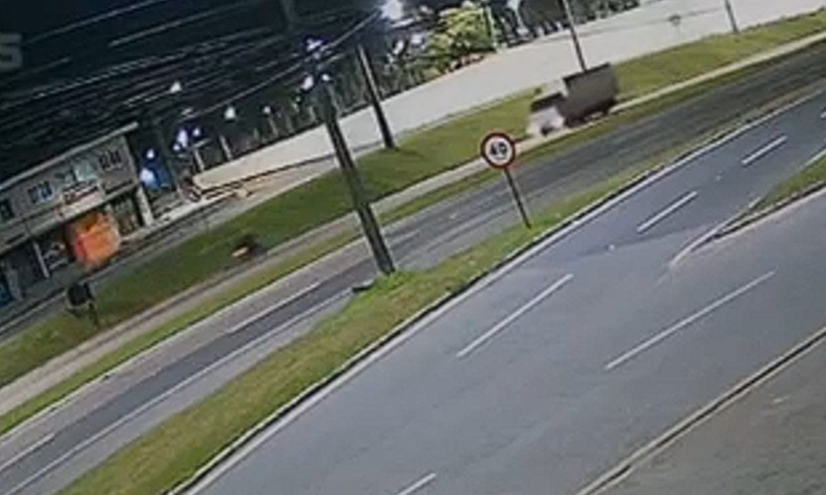Captura de trecho de vídeo que flagrou colisão violenta que matou motociclista na Rodovia do Xisto.