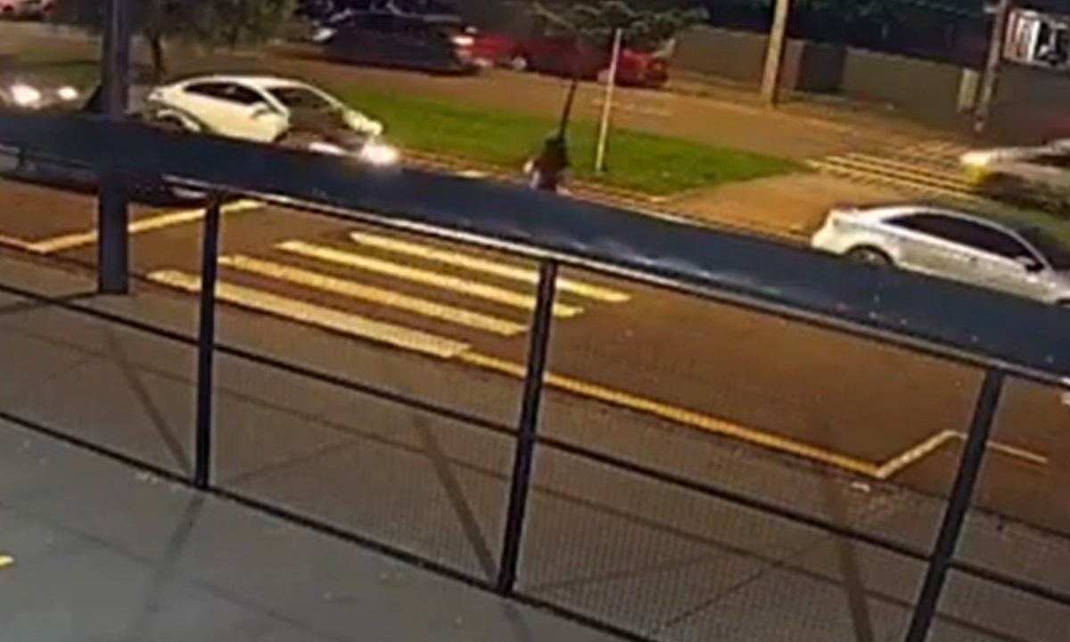 Captura de trecho de um vídeo que flagrou uma jovem sendo atropelada por uma moto na faixa de pedestres em Londrina.