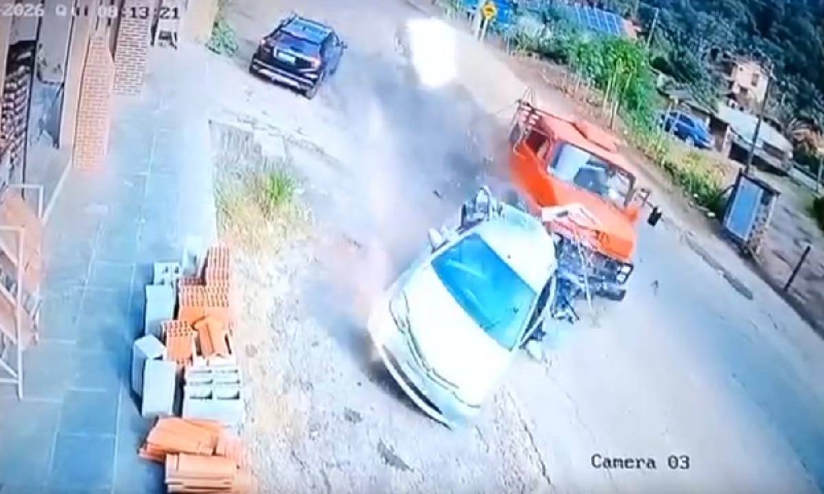 Foto mostra caminhão desgovernado descendo ladeira