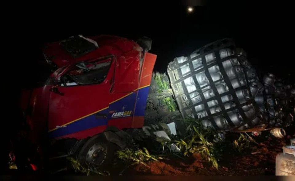 Botijões de gás espalhados na pista após caminhão tombar na PR-445