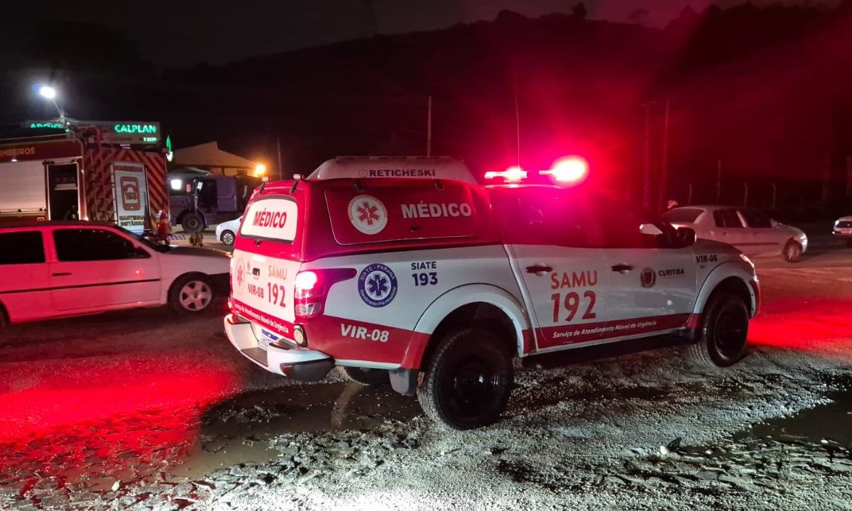 Viatura do Samu presta atendimento após atropelamento de caminhoneiro na Rodovia dos Minérios durante a noite.