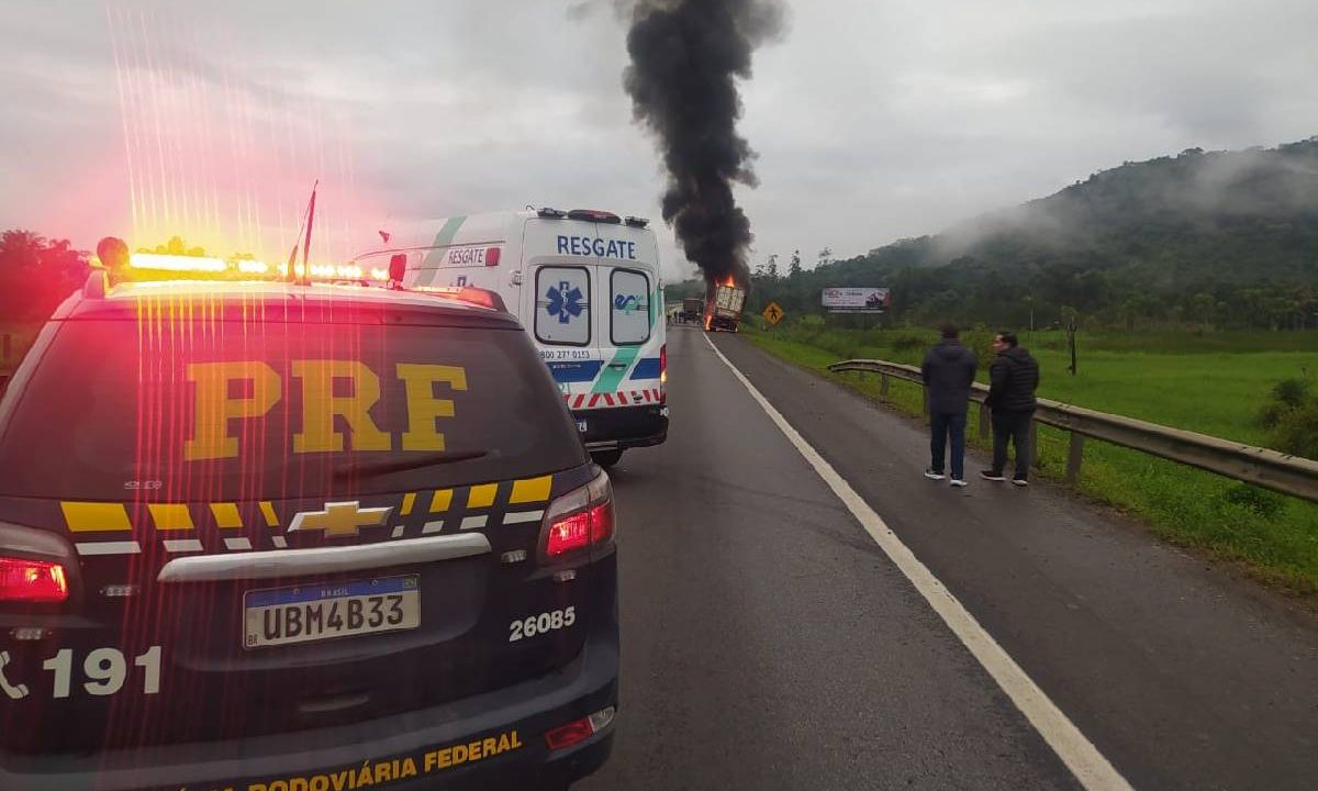 Foto mostra carreta pegando fogo na BR-277