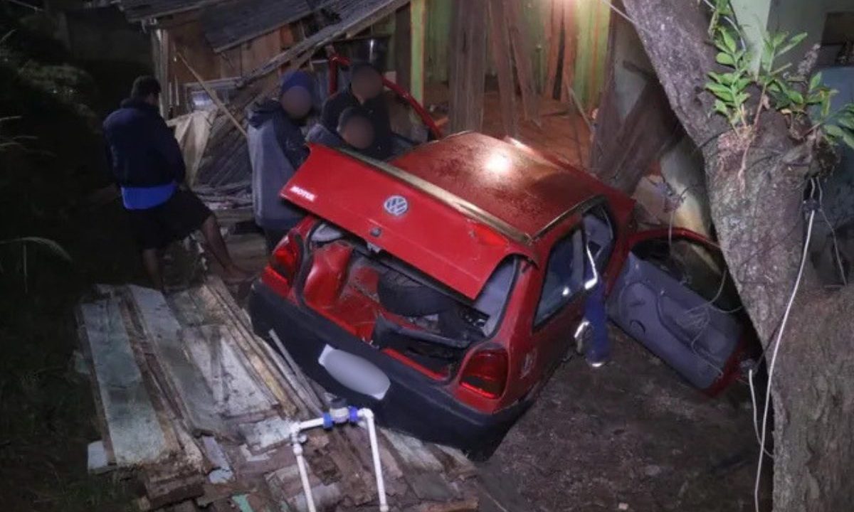 foto carro que atingiu o telhado da casa em ponta grossa