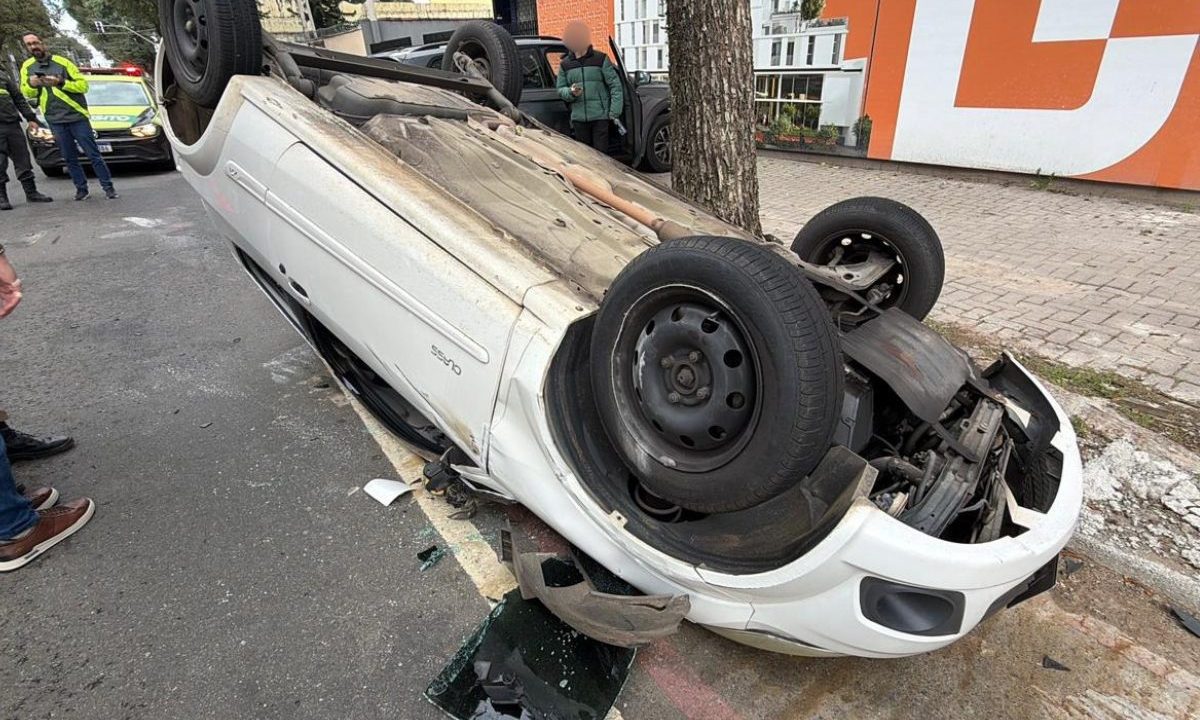 foto do carro que capotou em acidente em curitiba