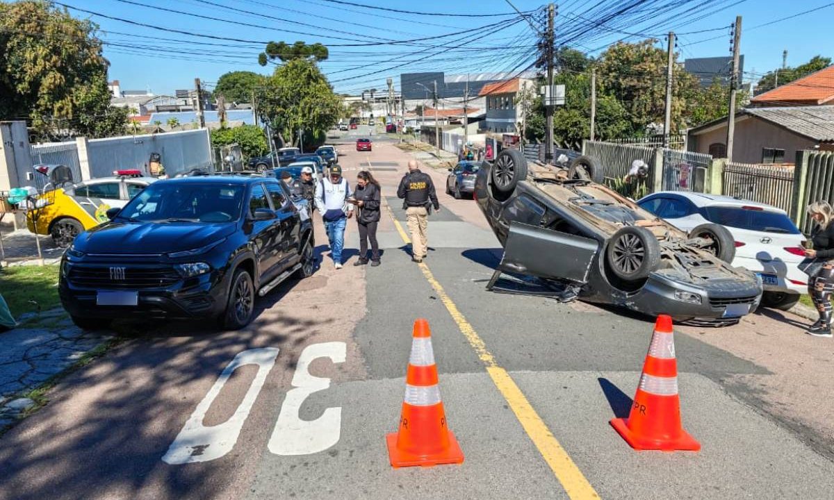 Foto mostra carro capotado no Fazendinha