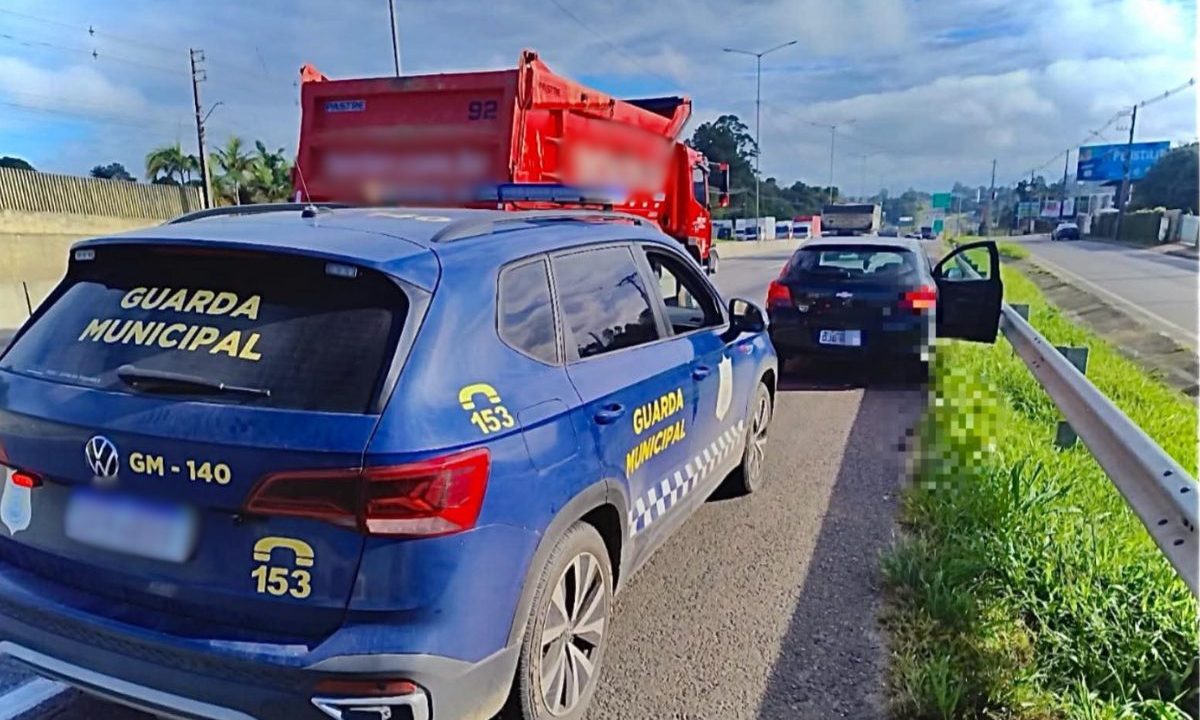 Viatura da Guarda Municipal de São José dos Pinhais aborda carro furtado às margens da BR-376 durante operação que terminou com prisão de suspeito vindo de Santa Catarina.