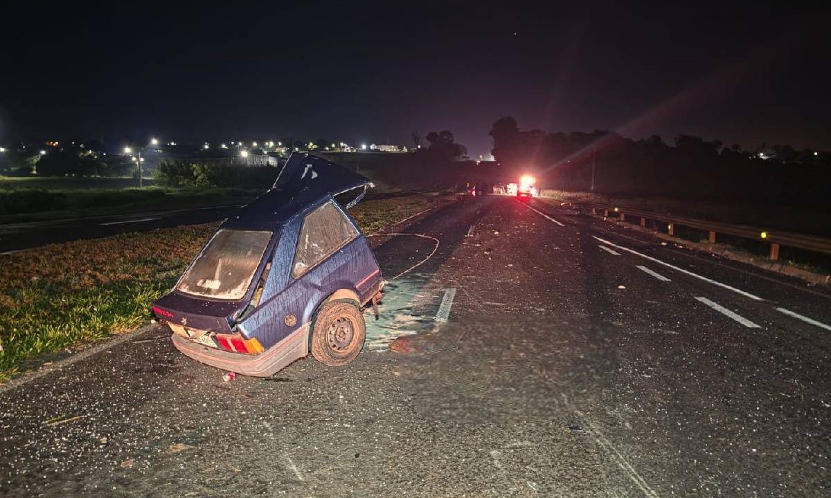 Foto mostra carro partido ao meio durante acidente na BR-376