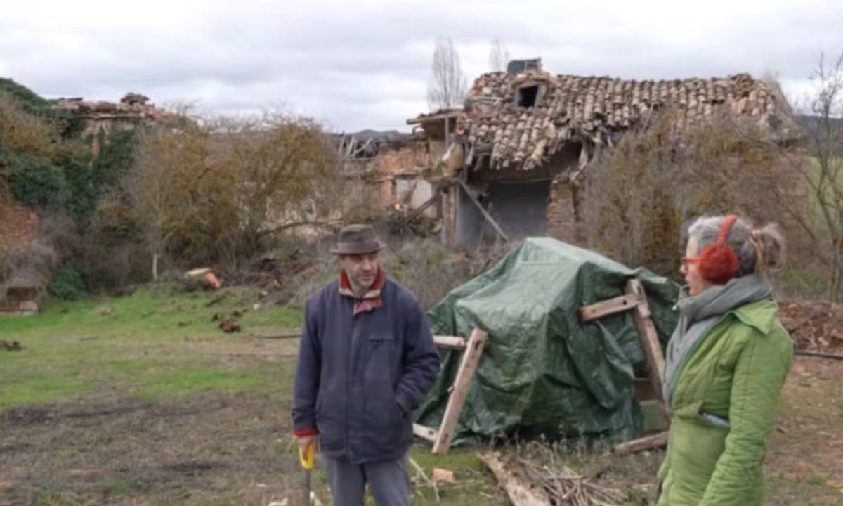 Foto mostra casal que comprou vila abandonada