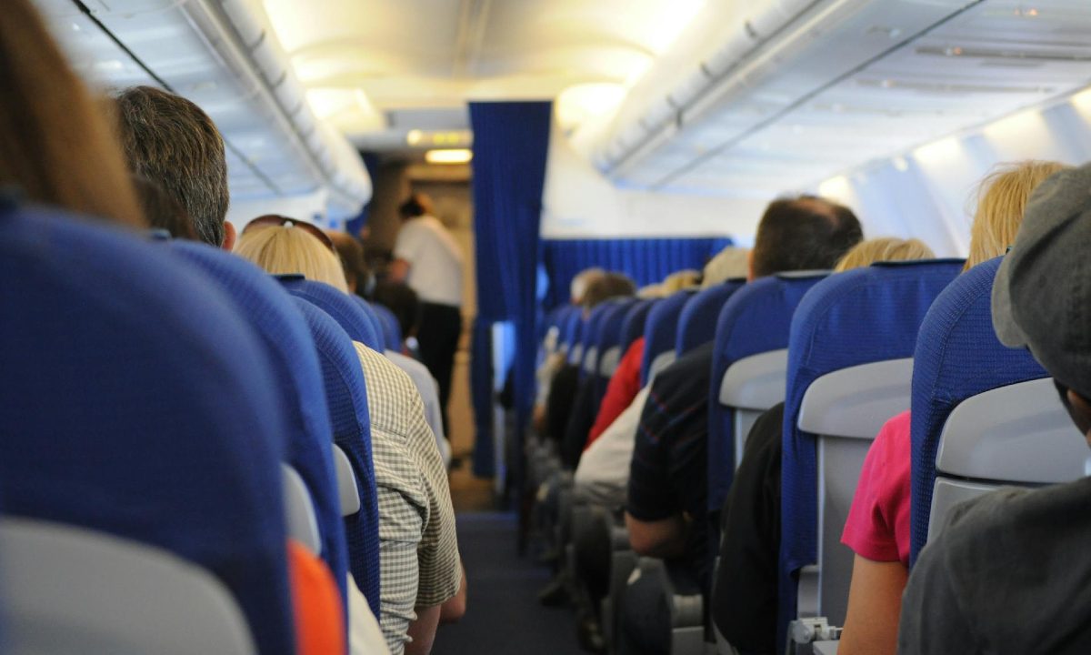 Foto de corredor de avião para ilustrar casal que foi preso ao tentar fazer sexo na aeronave.