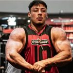 Foto do influencer Gabriel Ganley exibindo os braços em academia; causa da morte foi revelada
