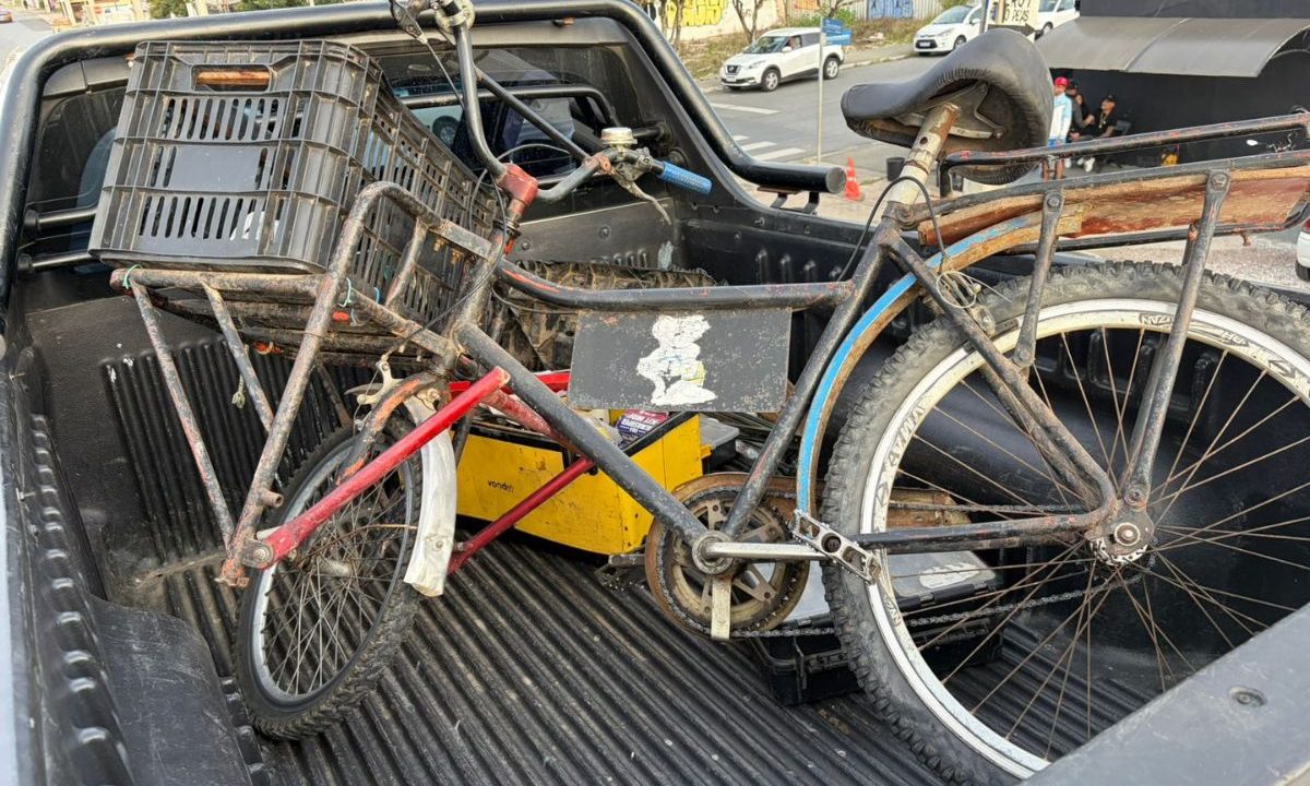 Bicicleta na Rodovia João Leopoldo Jacomel após ciclista ser atropelado em Pinhais.