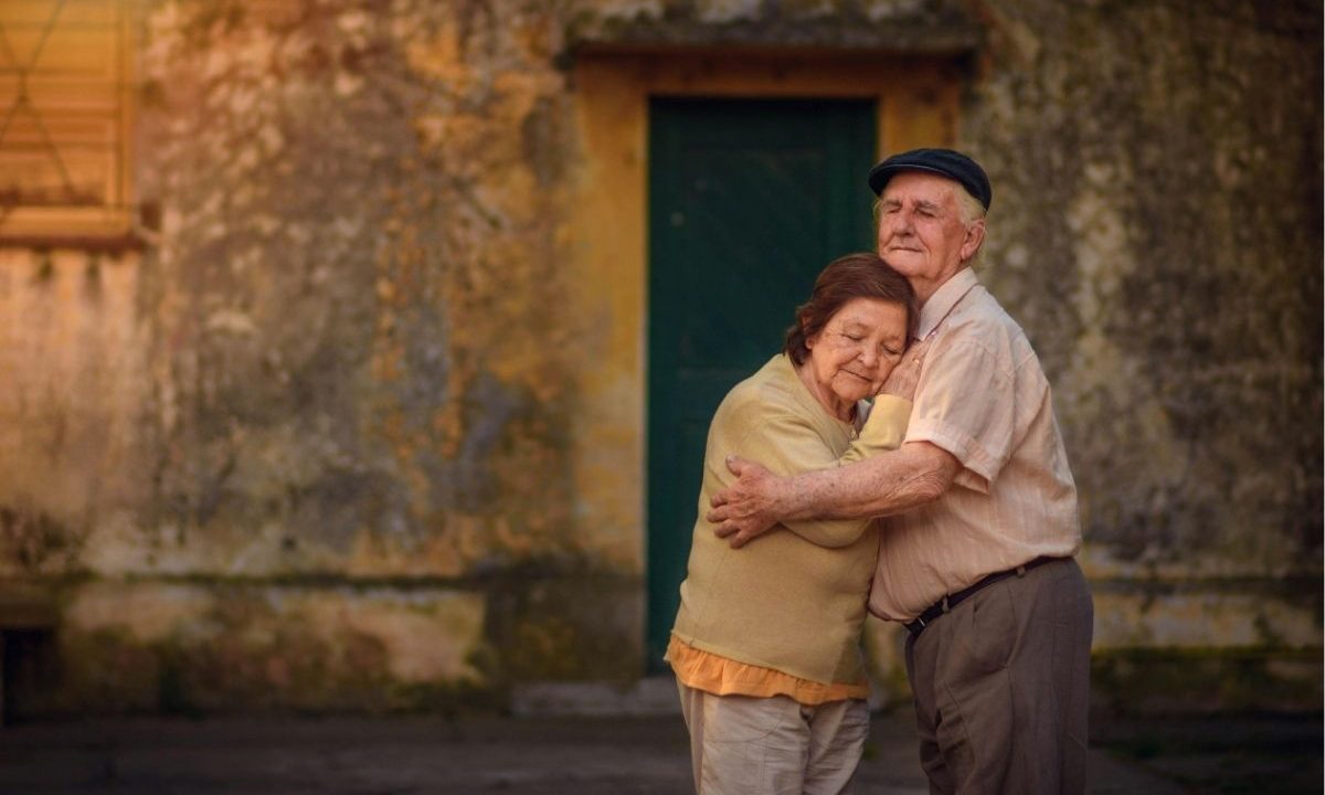 São Caetano do Sul liderou o Índice de Desenvolvimento Urbano para Longevidade 2023 por indicadores ligados à saúde, expectativa de vida e qualidade de vida da população idosa. A imagem mostra um casal de idosos se abrançando.