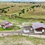Foto de cima mostra duas casas em uma área verde na cidade de Curtis, nos Estados Unidos. Cidade está oferecendo terrenos gratuitos para atrair novos moradores