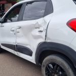 Lateral de carro branco danificada após colisão envolvendo uma moto no Bairro Alto, em Curitiba.