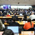 Comissão da Câmara aprova proposta que reduz jornada de trabalho e altera escala 6x1. A imagem mostra os parlamentares durante a comissão que aprovou a proposta.