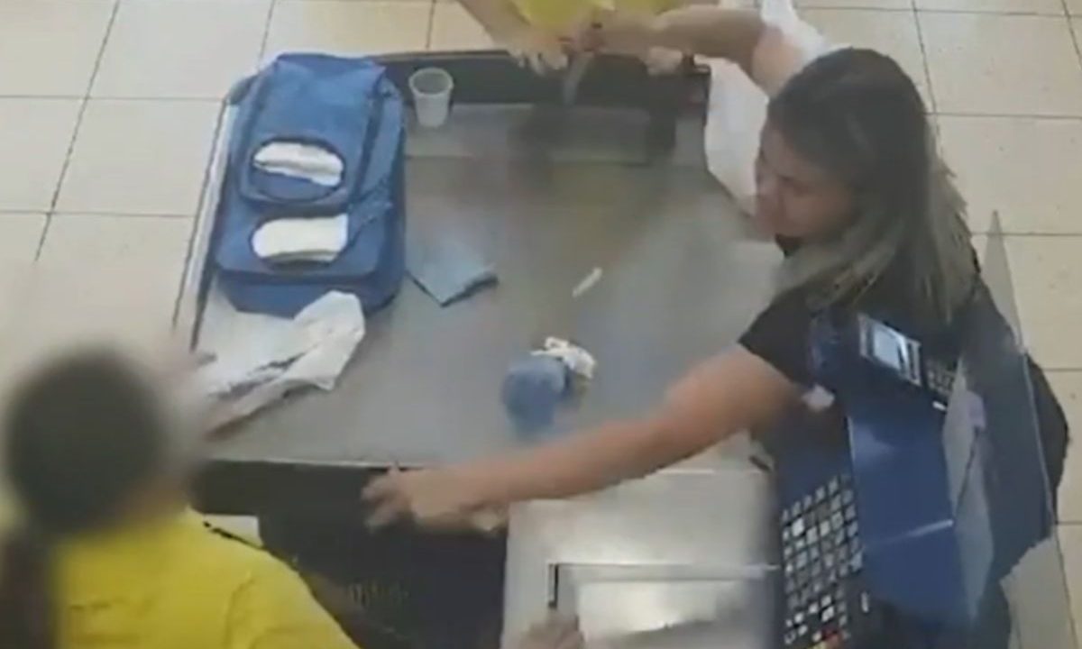 Mulher avança contra filha do ex, que trabalhava no caixa de mercado durante ataque registrado por câmera de segurança em Colombo. Ela foi condenada.