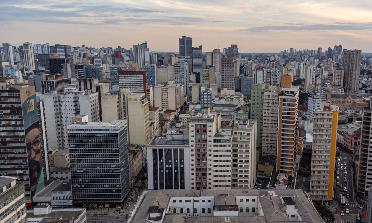 Imagem ilustrativa com prédios em região central para a notícia de que moradores foram proibidos de acessar área de lazer em condomínios.