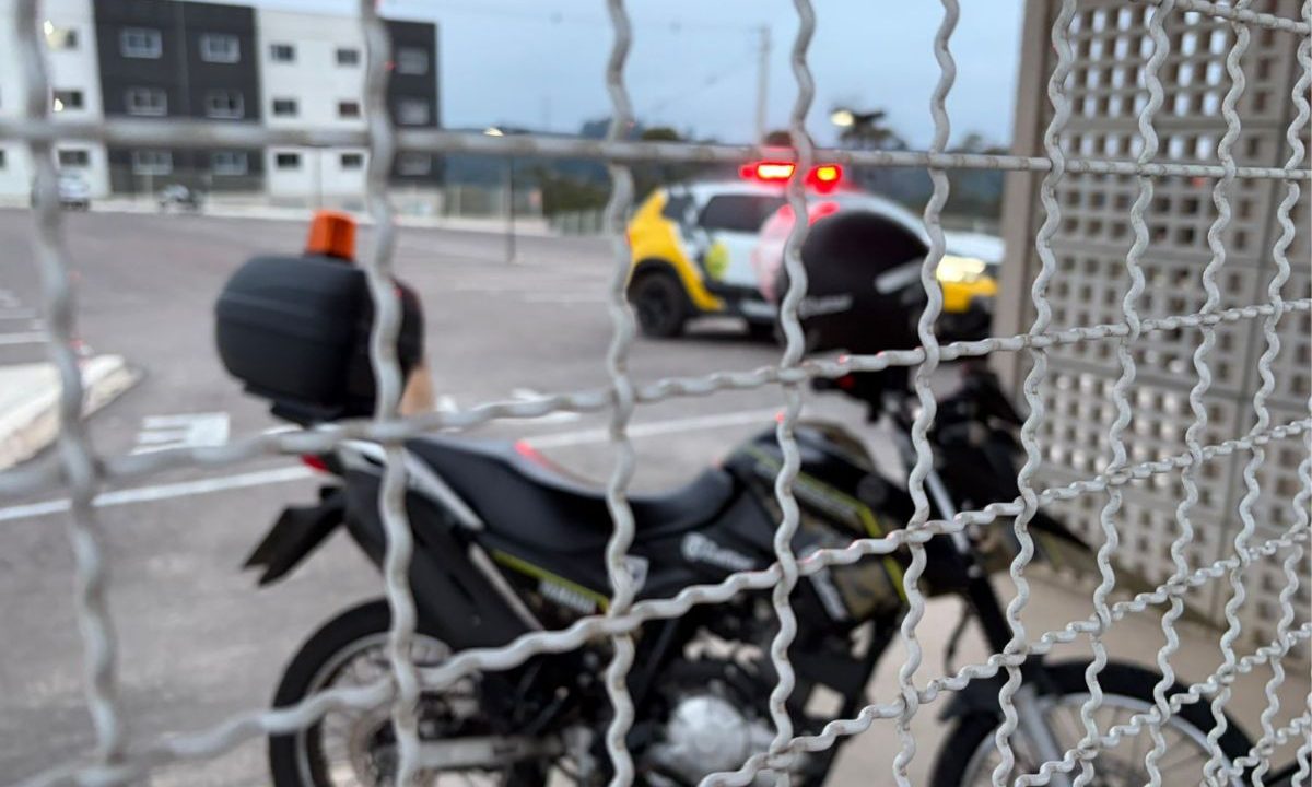 Viatura do BPChoque em frente a condomínio onde ocorreu confronto em Almirante Tamandaré.
