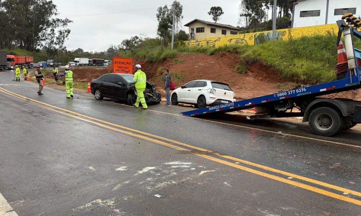 Volkswagen Polo destruído após capotar várias vezes em acidente no Contorno Norte, em Almirante Tamandaré., após acidente envolvendo dois veículos e um caminhão.