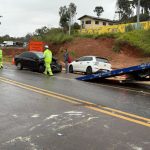 Volkswagen Polo destruído após capotar várias vezes em acidente no Contorno Norte, em Almirante Tamandaré., após acidente envolvendo dois veículos e um caminhão.