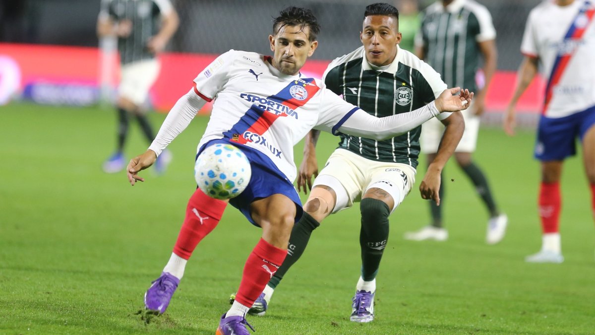 Sebastián Gómez, do Coritiba, marca o jogador do Bahia, que está com a bola.