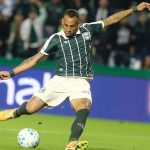 Breno Lopes chuta para o gol em Coritiba x Bahia.