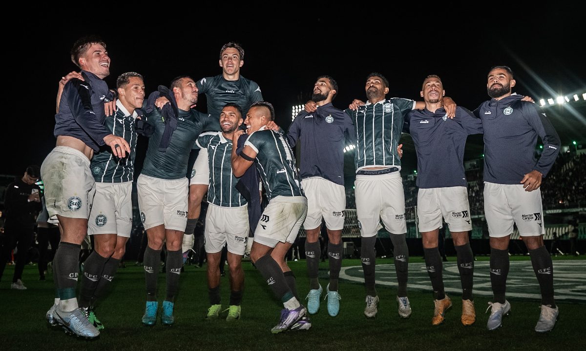 Foto de jogadores do Coritiba comemorando a vitória