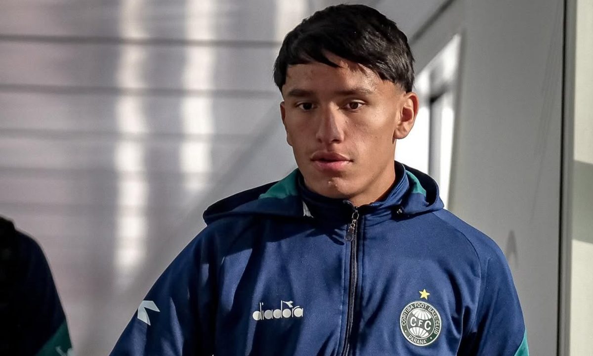 Atacante Henrique Lima, destaque da base do Coritiba, durante embarque para intercâmbio com o Del Valle.