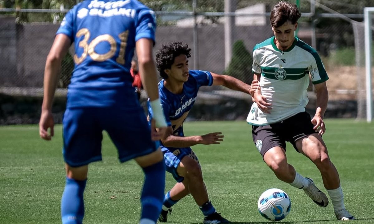 Foto do jogo entre Coritiba e Pumas em campeonato de base no Equador