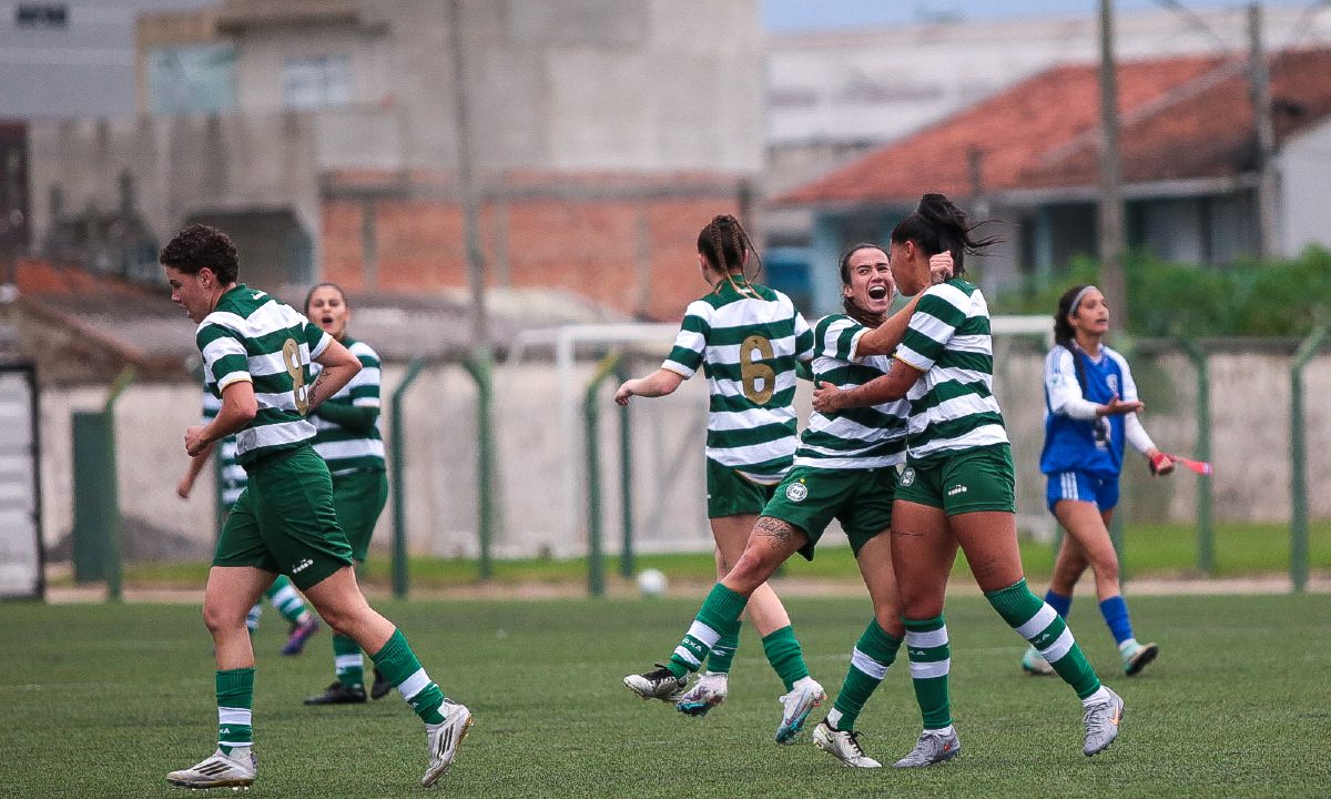 Jogadoras do Coritiba feminino comemoram gol na vitória sobre o Mauaense pelo Brasileirão A3