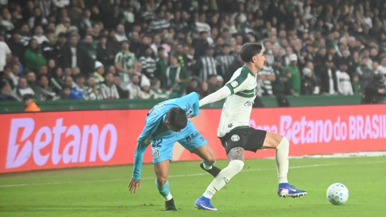 Tiago Cóser e Barreal em Coritiba x Santos.