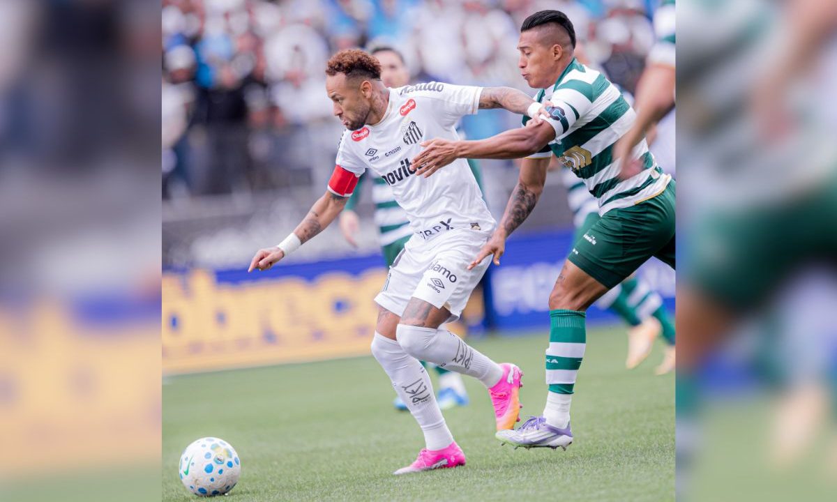 Jogador do Santos, Neymar disputa a bola com Sebás Gómez, do Coritiba, durante partida do Campeonato Brasileiro. O meia do Coxa aparece marcando o camisa 10 santista em lance próximo à lateral do campo. Ao fundo, a arquibancada aparece desfocada.