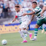 Jogador do Santos, Neymar disputa a bola com Sebás Gómez, do Coritiba, durante partida do Campeonato Brasileiro. O meia do Coxa aparece marcando o camisa 10 santista em lance próximo à lateral do campo. Ao fundo, a arquibancada aparece desfocada.