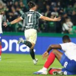 Lavega corre para comemorar o gol e é observado por dois jogadores do Bahia
