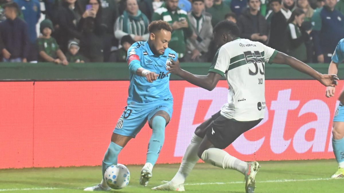 Neymar com a bola tenta driblar o zagueiro Jacy, do Coritiba