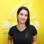 francielly azevedo em frente ao fundo com o logo do portal Banda B e parede amarela