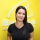 francielly azevedo em frente ao fundo com o logo do portal Banda B e parede amarela