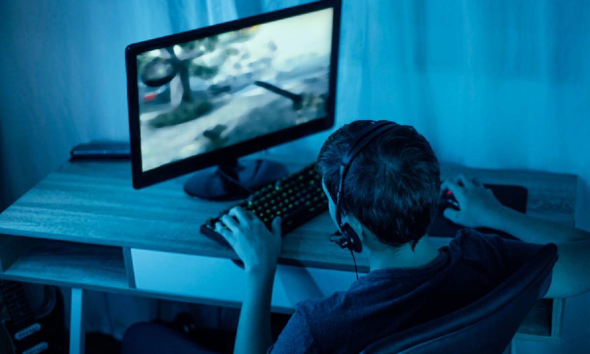 Foto mostra criança jogando em ambiente virtual