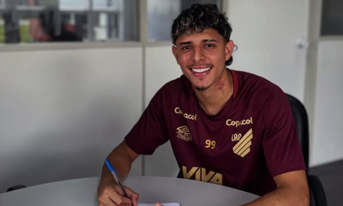 Daniel Aguilar Hoyos assina contrato com o Athletico durante apresentação no CT do Caju