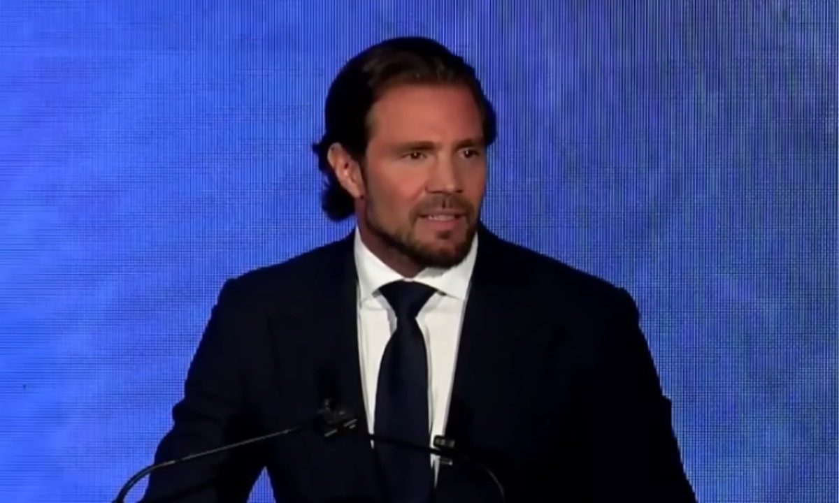 Defesa de Daniel Vorcaro prepara delação premiada a ser entregue à PF. A imagem mostra Daniel Vorcaro discurasando, quando o Banco Master ainda não havia sido liquidado pelo Banco Central.