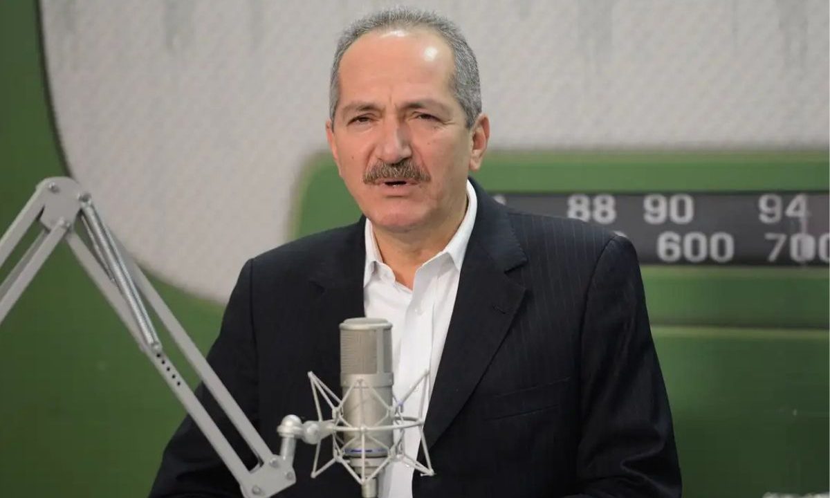 Democracia Cristã abriu processo para expulsão de Aldo Rebelo após críticas ao partido sobre candidatura presidencial. A imagem mostra Aldo Rebelo falando ao microfone.